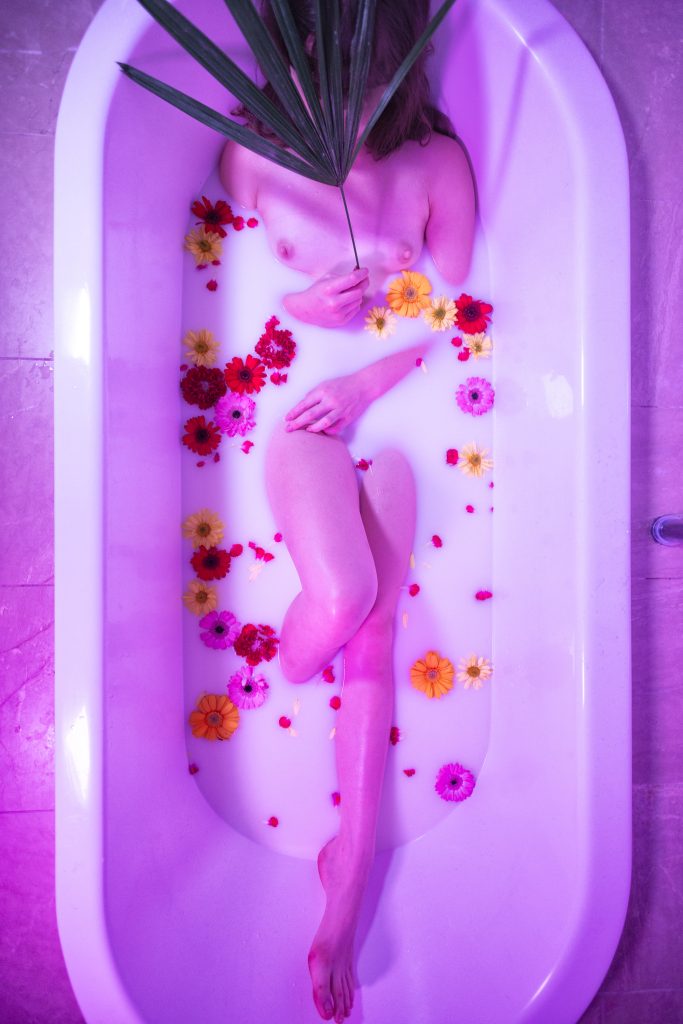 Bath-Milk-Flowers-NUDE